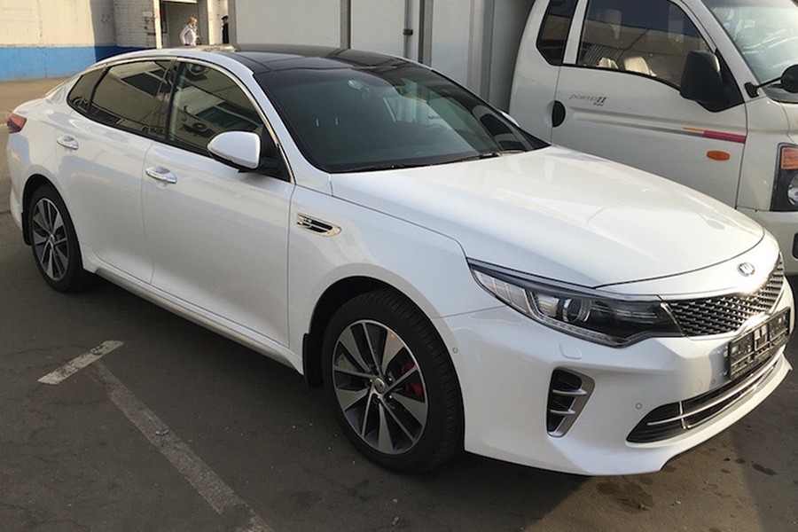  Kia Optima 2016 về Việt Nam sẽ có kích thước dài x rộng x cao lần lượt là 4.855 x 1.860 x 1.465 mm, chiều dài cơ sở 2.805 mm. Dự kiến Optima phiên bản 2016 sẽ có 3 phiên bản được phân phối tại thị trường Việt Nam gồm: 2.0 AT, 2.0 ATH và 2.4 GT Line.